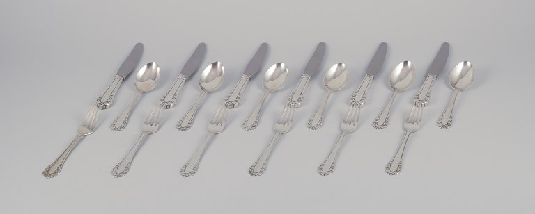 Georg Jensen Liljekonval. Komplet frokostservice bestående af seks frokostknive, 
seks frokostgafler og seks dessertskeer.