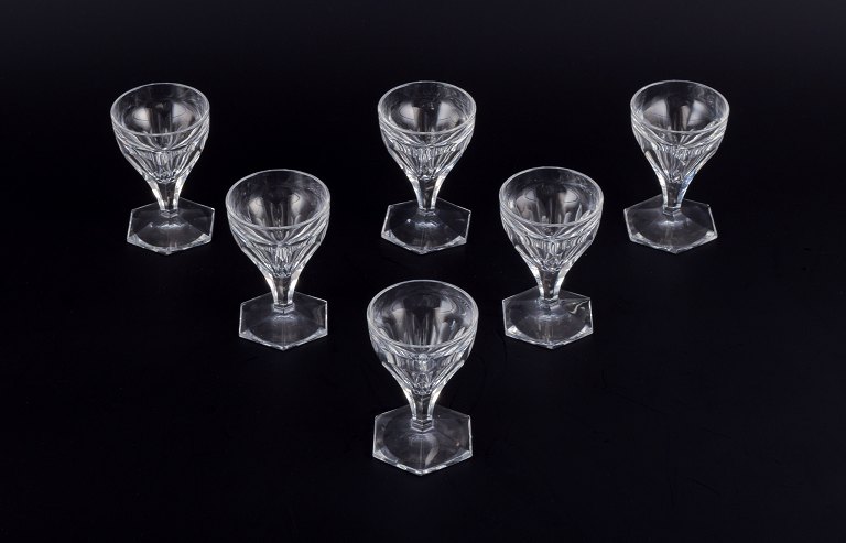 Baccarat, Frankrig, et sæt på seks Art Deco glas i klart krystal.