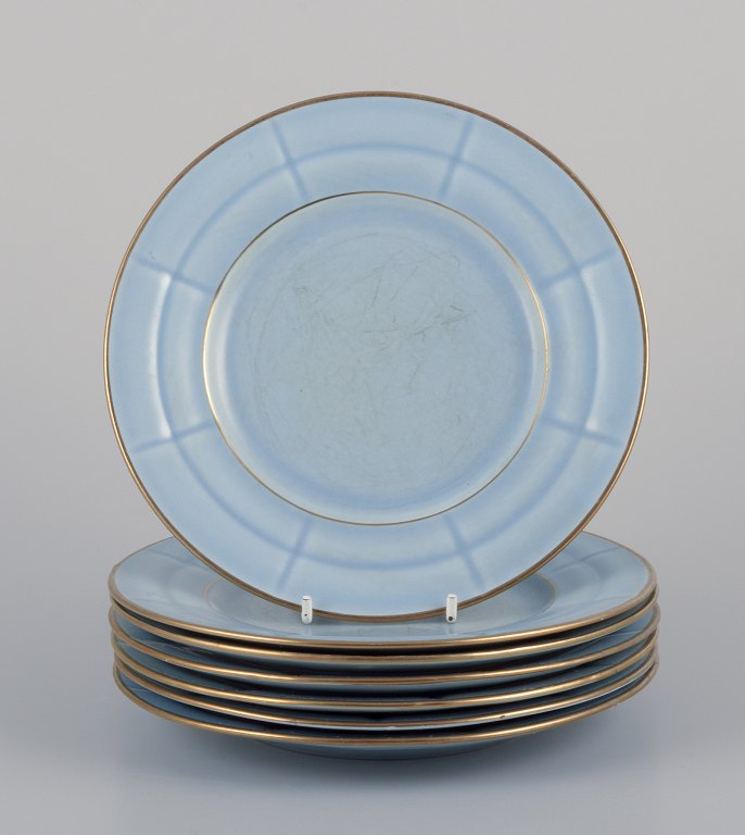 Arthur Percy for Gefle.  Syv Art Deco ”Grand” tallerkener i pastelblå porcelæn 
med håndmalet guldkant.