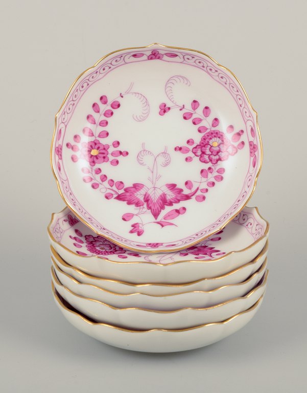 Meissen, Tyskland.
Et sæt på seks ”Pink Indian” kaviarskåle/smør-kuvert i porcelæn.