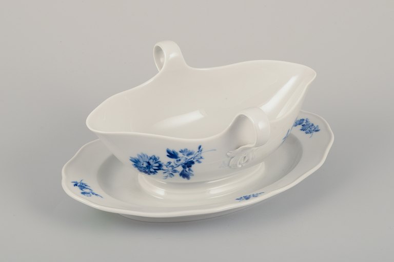 Meissen, Tyskland.
Saucekande på fod. Porcelæn.