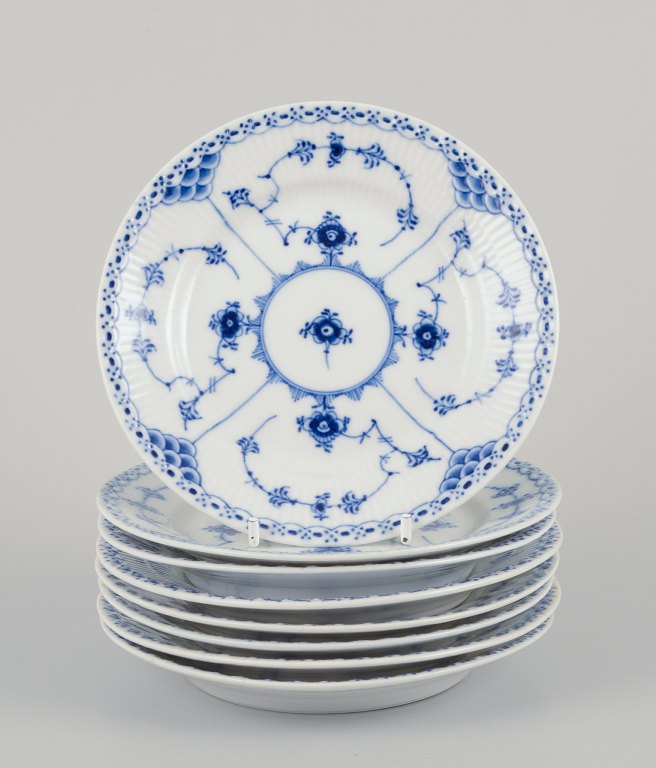 Royal Copenhagen Musselmalet Halvblonde, otte kagetallerkener i håndmalet 
porcelæn.