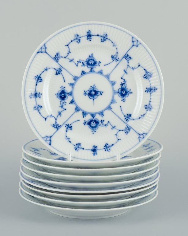 Royal Copenhagen Musselmalet Riflet, ni kagetallerkener i håndmalet porcelæn.