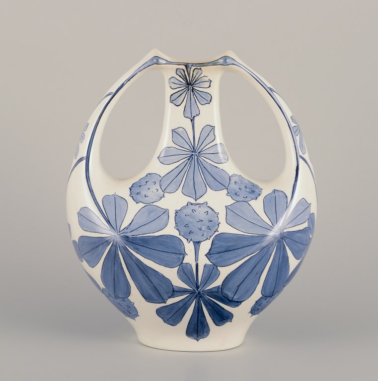 Alf Wallander for Rörstrand. Art Nouveau vase i fajance med dobbelthank.