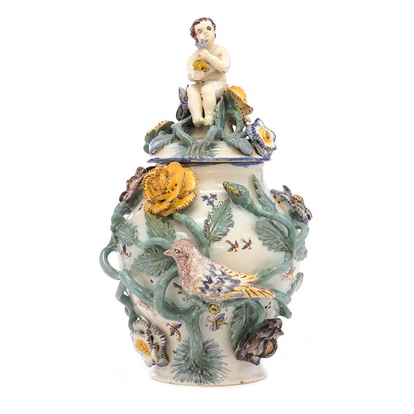 Lidded faience vase. Stralsund circa 1770. H: 31cm