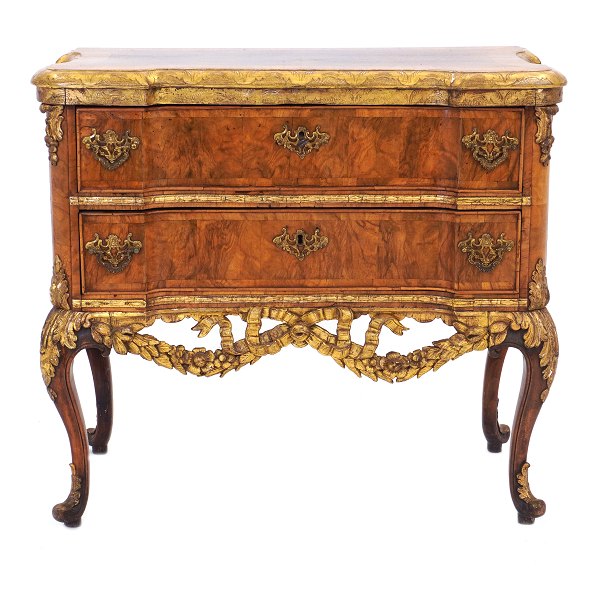 Walnut veneered and partly gilt commode made by the manufacture Köster, Altona, 
Northgermany, circa 1770. H: 78cm. Top: 87x43cm