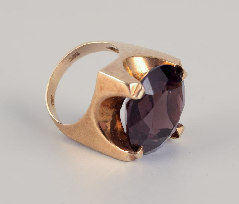 Thomas Skat-Rørdam, modernistisk cocktailring i 14 karat guld.