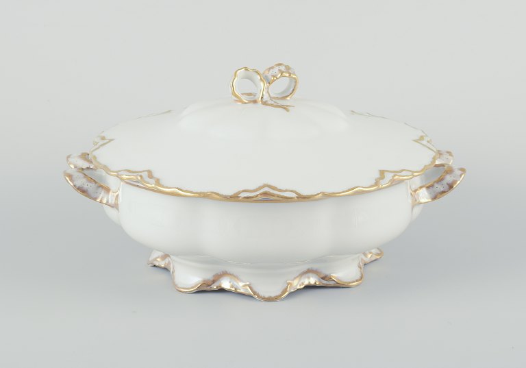 ”Haviland”, rund lågterrin af hvidt porcelæn.