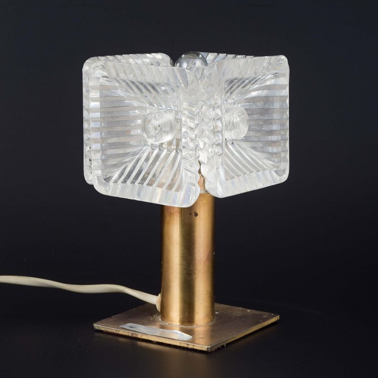 Table lamp. Orrefors, Sweden. Ca. 1960s. Design: Carl Fagerlund.
Table lamp with four-sided shade in cut clear crystal glass, mounted on a brass 
base.