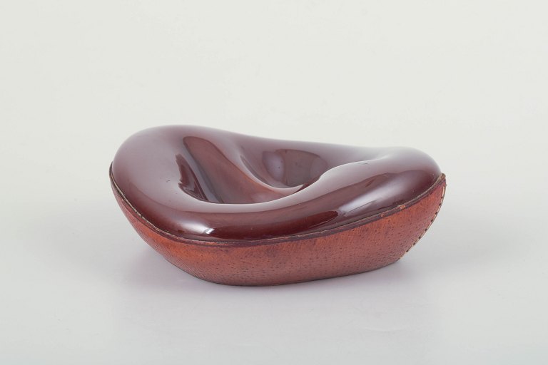 Georges Jouve (1910–1964) for Longchamp, France.
Organic shaped ceramic bowl with deep burgundy glaze.