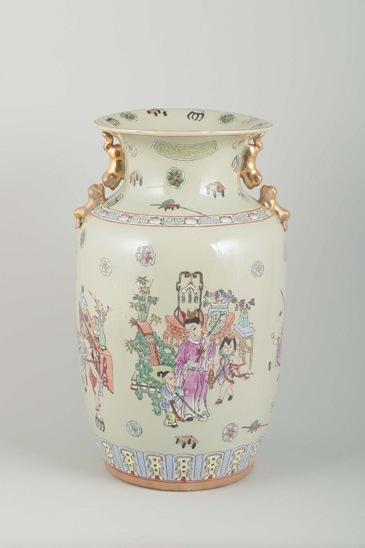 Chinese Vase
Porcelain vase, early 20th century.