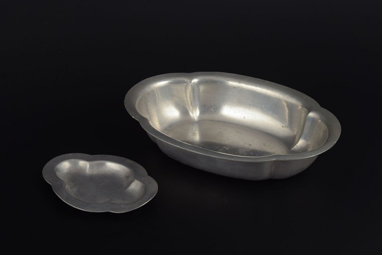 Just Andersen
Oval and round bowls in pewter, both with softly curved organic forms, 
1930–1940.