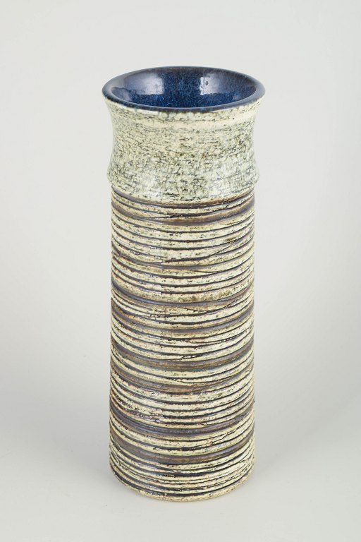 Britt Louise Sundell for Gustavsberg
Vase i stentøj med reliefdekoration, 1980’erne.