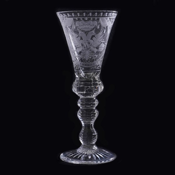 Tysk glas pragtpokal indgraveret med adeligt portræt og kronet spejlmonogram. 
Thürringen 1730-50. H: 28cm