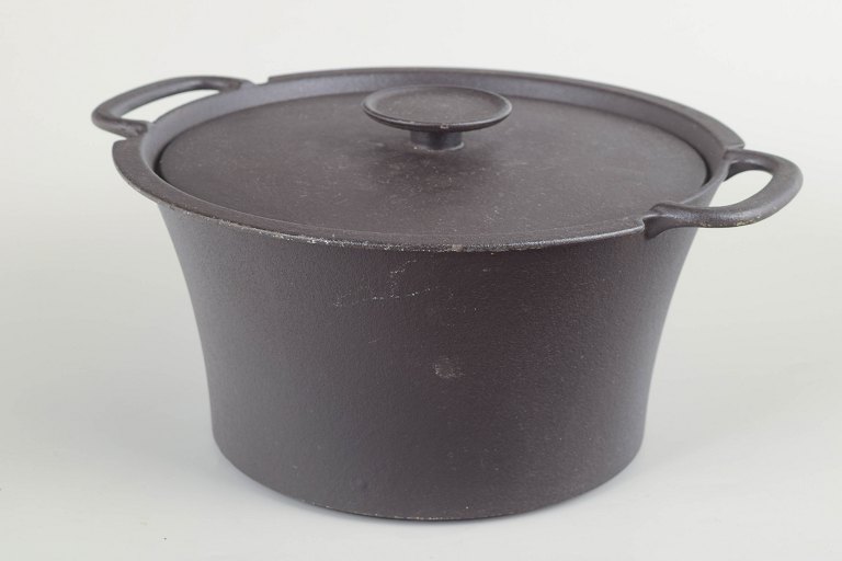 Rosenlew, FinlandLarge cast-iron cooking pot with lid, 1970/80s.