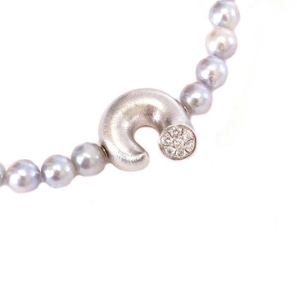 Ole Lynggaard Copenhagen 14kt whitegold clasp "The Optimist" with a Lynggaard pearl necklace. Clasp: 18x18mm. Necklace: 42cm