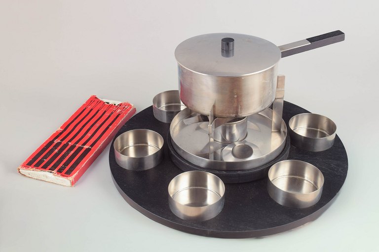 Arne Jacobsen og Peter Holmblad for Stelton, stort fonduesæt.