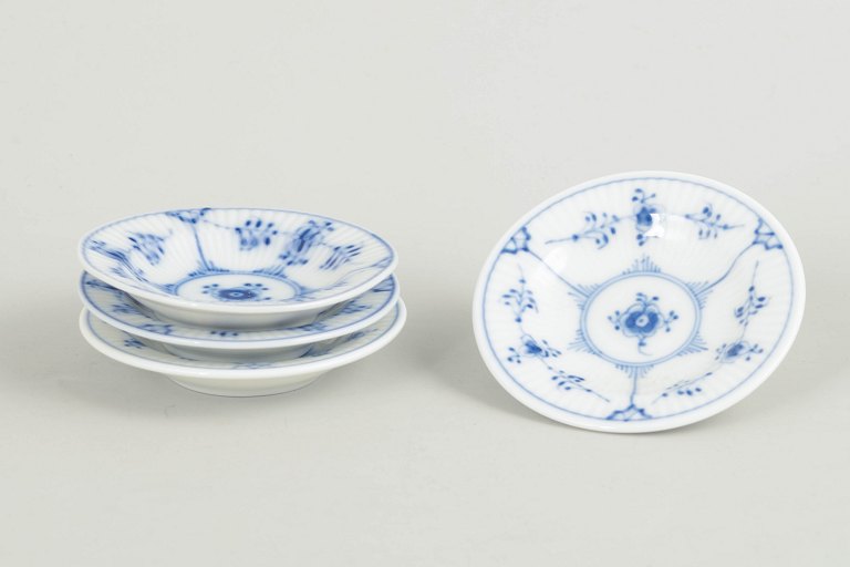 Royal Copenhagen Musselmalet Riflet sæt af fire kaviarskåle.