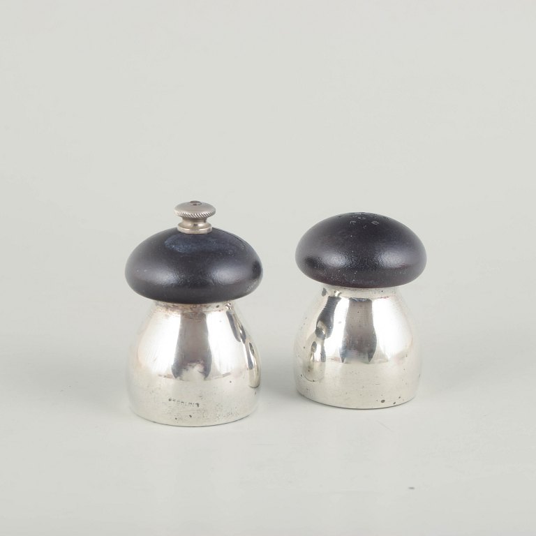 Tre Spade, Italien, sæt af to modernistiske salt- og peberbøsser i sterlingsølv.