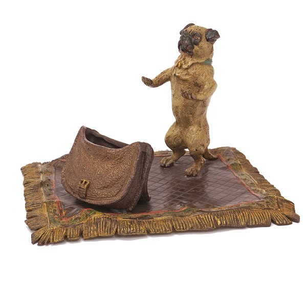 Stor wienerbronze i form af hund med taske på tæppe. Visitkortholder(?). Stemplet. H. 12cm. Base: 19x15,5cm