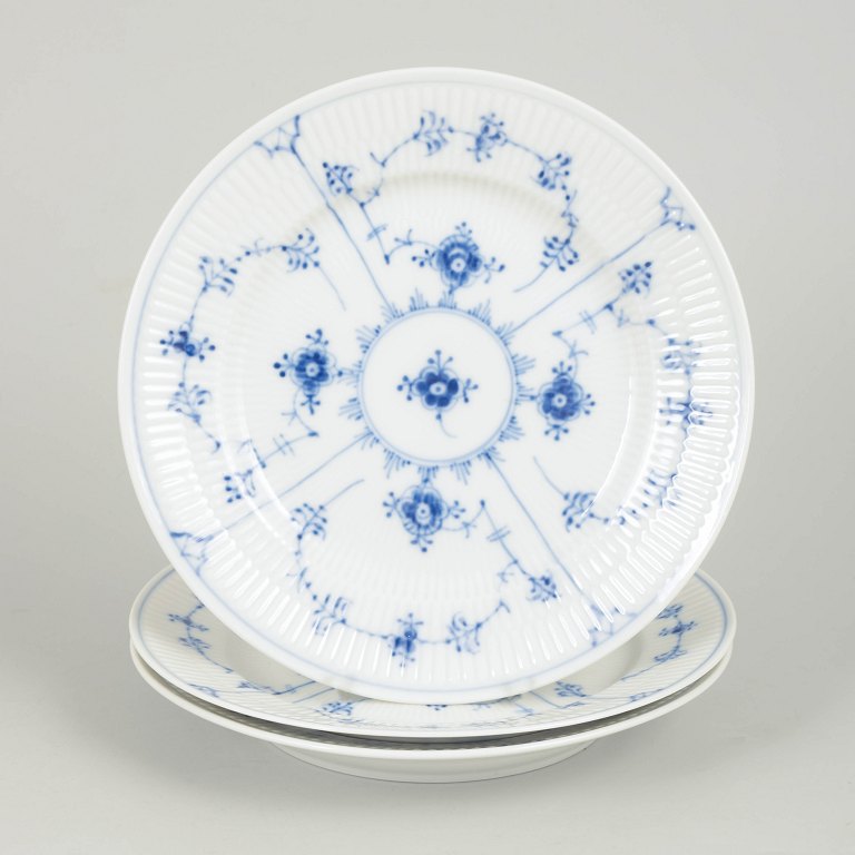 Royal Copenhagen Musselmalet Riflet, sæt af tre tallerkener.