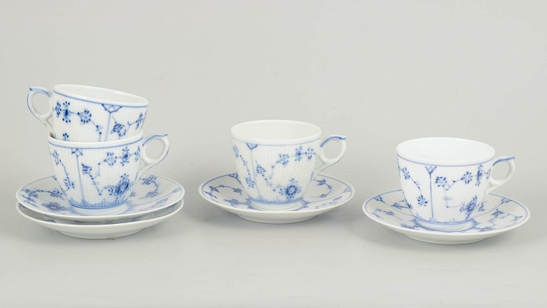 Royal Copenhagen Musselmalet Riflet, sæt af fire kaffekopper med underkopper.