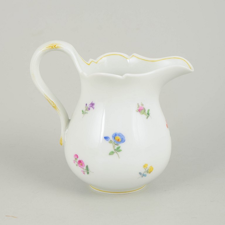 Meissen, stor flødekande med polykrom blomsterdekoration.