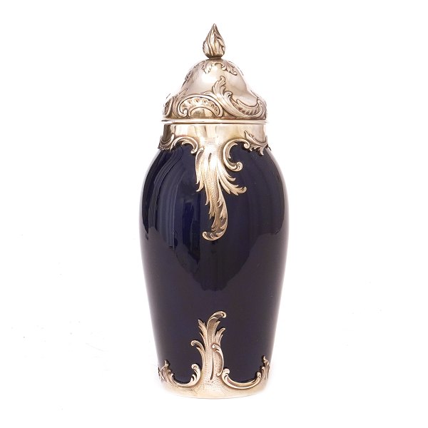 Tidlig Royal Copenhagen dybblå porcelænsvase med sølvmontering af A. Michelsen dateret 1903. H: 18cm