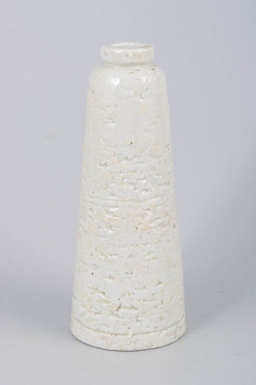 Gunnar Nylund for Rörstrand, vase i chamotte med hvid glasur.