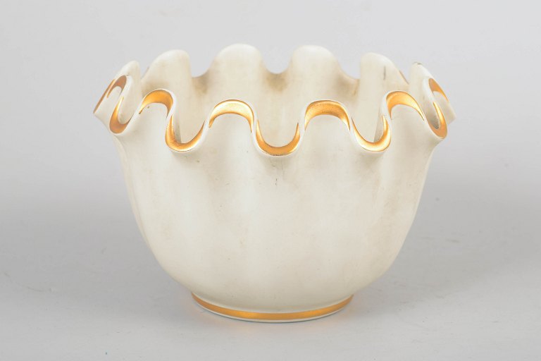 Wilhelm Kåge for Gustavsberg, urtepotteskjuler model Carrara med gulddekor.