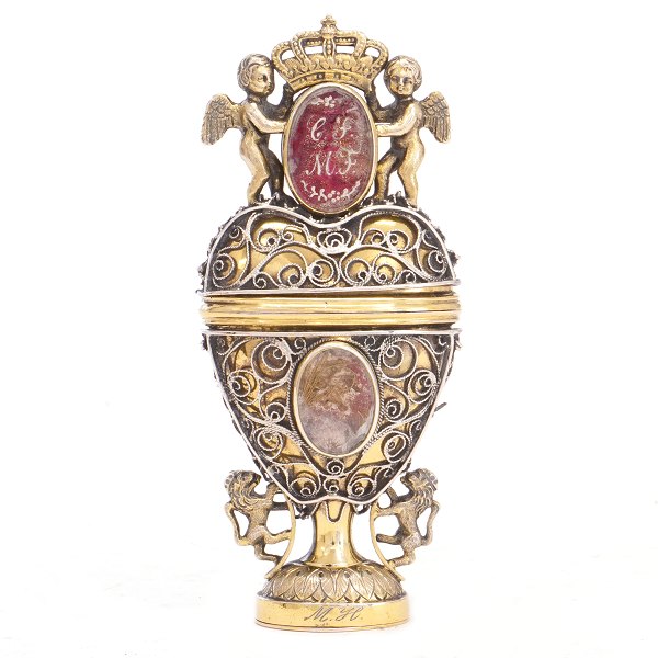 Large Danish silver "Amager"-vinaigrette. H: 11,7cm