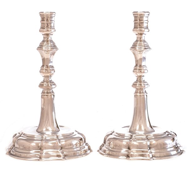 Et par store sølv lysestager udført i barokform af A. Michelsen, Købwenhavn, 1861. H: 24cm. V: 839gr