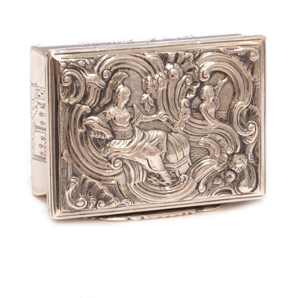 Snustobaksdåse udført i sølv af Jørgen Nielsen Brosbøll, Vejle, 1761. Indvendigt forgyldt. H: 2,6cm. Mål: 4,5x6,2cm