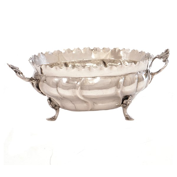 Stor oval sukkerskål med hanke og på tre fødder udført af Christian Werum, København, 1764. Hidrørende fra Hans Tobiesens sølvsamling #274. H: 7,5cm. L: 21,5cm. V: 317gr