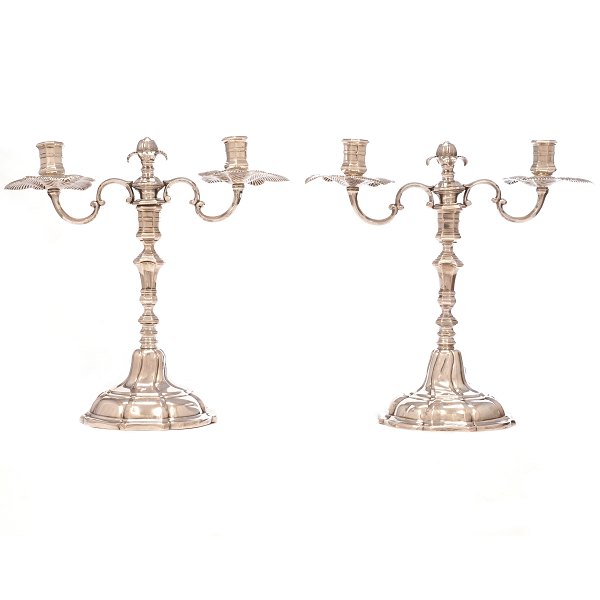Et par 1700-tals danske pragtkandelabre udført i sølv af Jørgen Friis, Randers, ca. år 1780. H: 30cm. B: 30cm. V: 2.170gr (begge)
