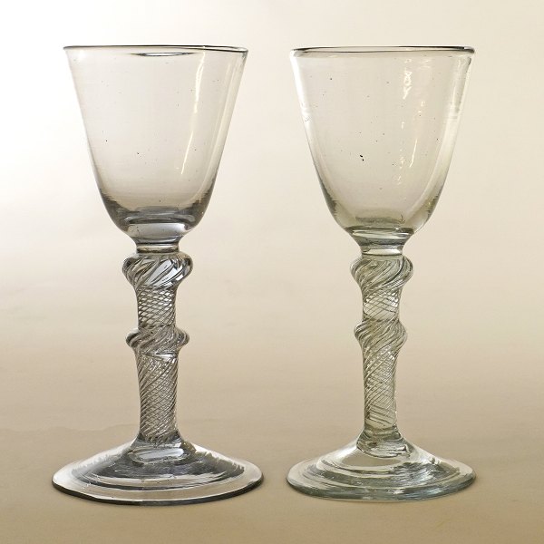 Et par Desert Chrystal fra Nøstetangen ca.1760. H: 16,2cm
